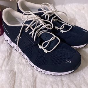 Mens on cloud running shoe